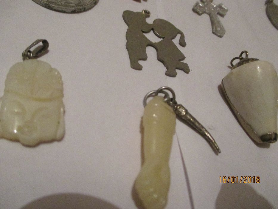 17 amuletos e medalhas para fios pendentes