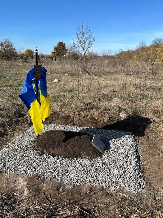 Прибирання на кладовищі,оформлення та декорування могил камнем,квітами