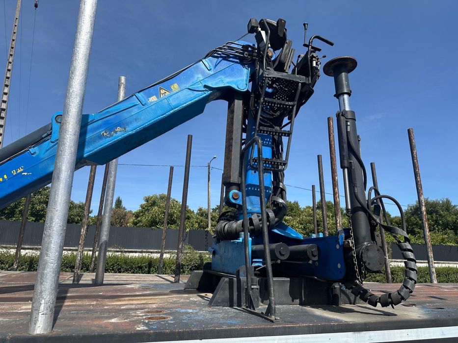 Semi reboque com grua florestal