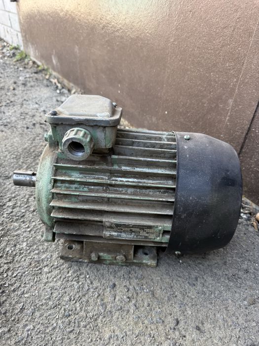 Асинхронний двигун 4АX90L4У3 (220/380)