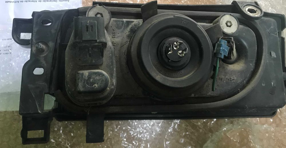 Par de Faróis usados em bom estado Nissan Terrano II ou Ford Maverick