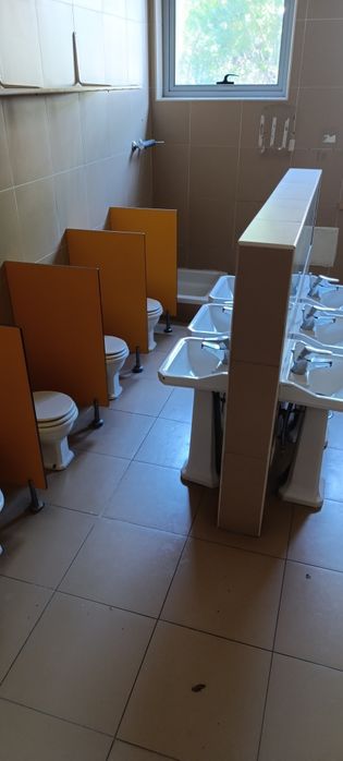 Loiças sanitárias para infantário (sanitas e lavatórios)