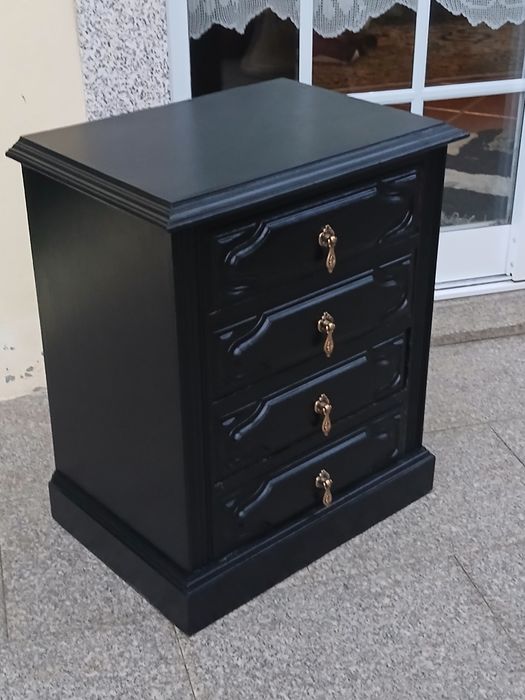 Vendo MESINHA de CABECEIRA com 4 gavetas em madeira MACIÇA como nova. Possibilidade de entrega