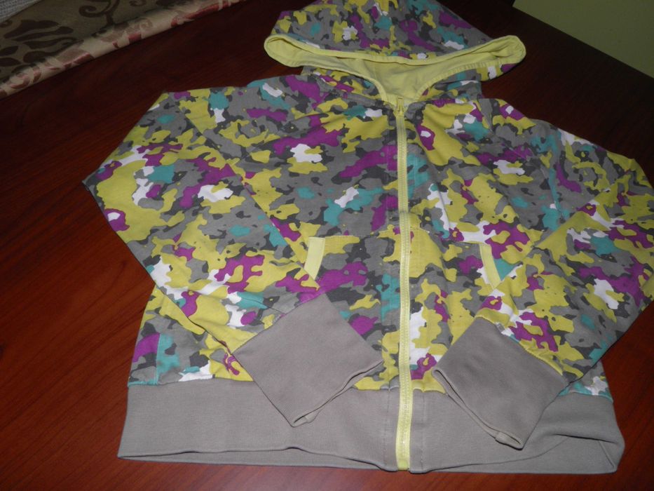 Wierzchnia bluza z kapturem dla dziewczynki - rozmiar 134 cm