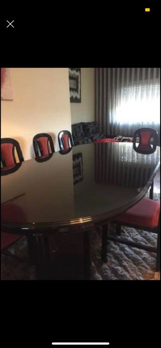 Conjunto de mobília de jantar.