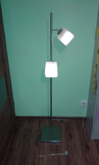 Klasyczna lampa stojąca ze stali nierdzewnej ręcznie robiona