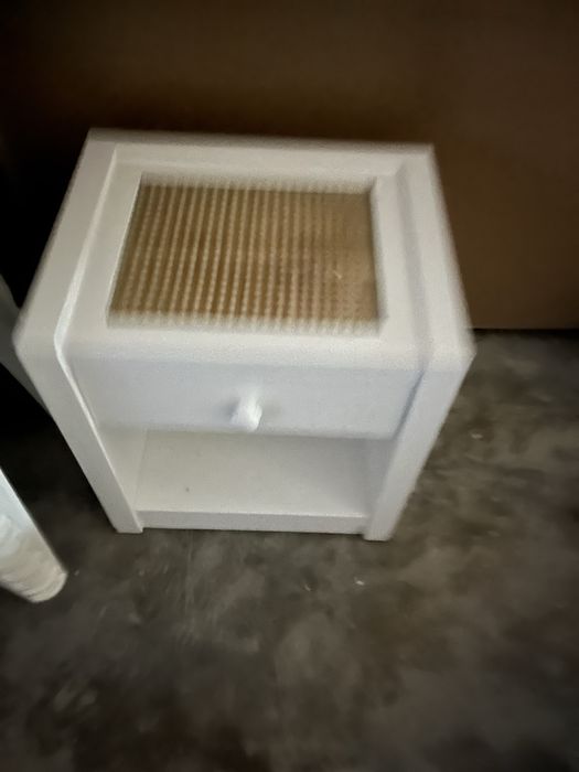 Mesa de cabeceira branca lacada com tampo com palhinha e vidro