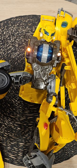 figurka Bumblebee z popularnej serii Transformers z 2011 r. Kolekcja