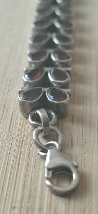 Elegancka bransoletka srebrna z granatami pr. 925