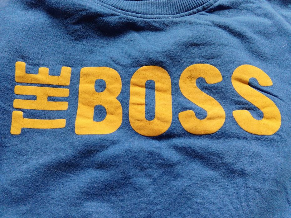 Bluza, r. 122, z napisem I am the boss here.