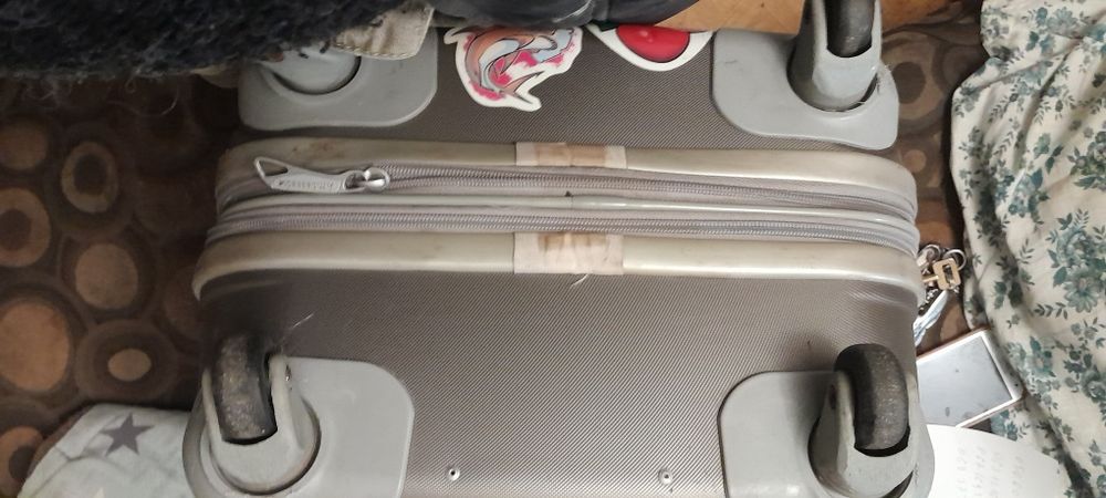 Продам чемодан пластиковый