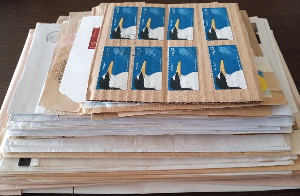 Lote de correspondência e fragmentos com selos.