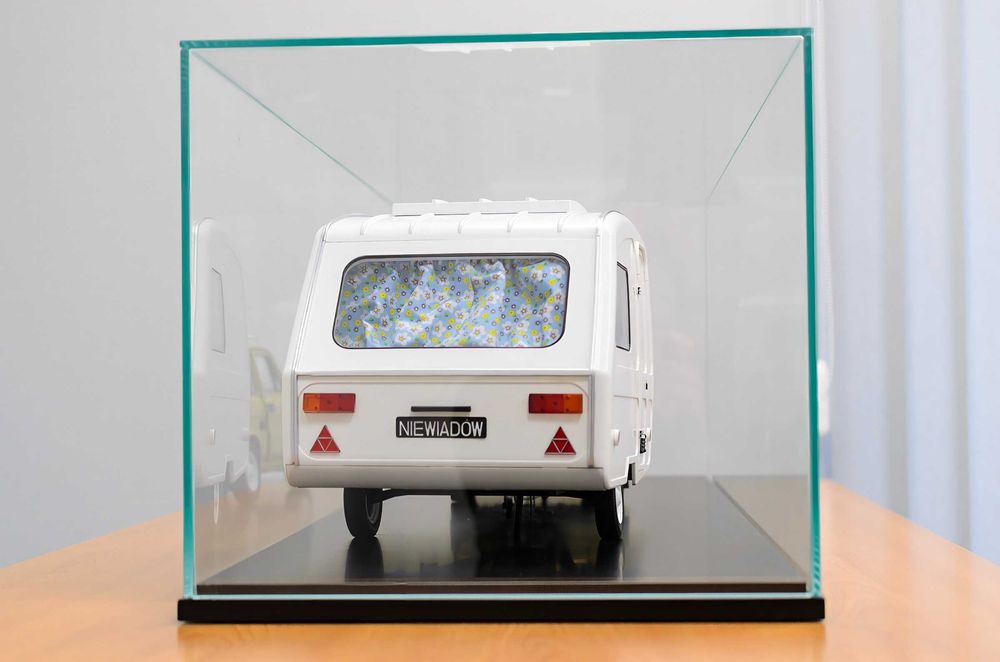 Model DEAGOSTINI Fiat 126p + przyczepa Niewiadów SKALA 1:8 + gablotka