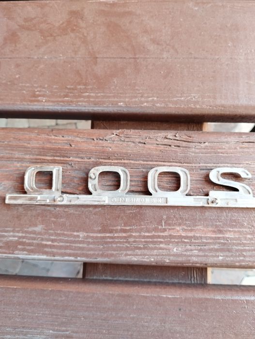 Emblemat znaczek Mercedes