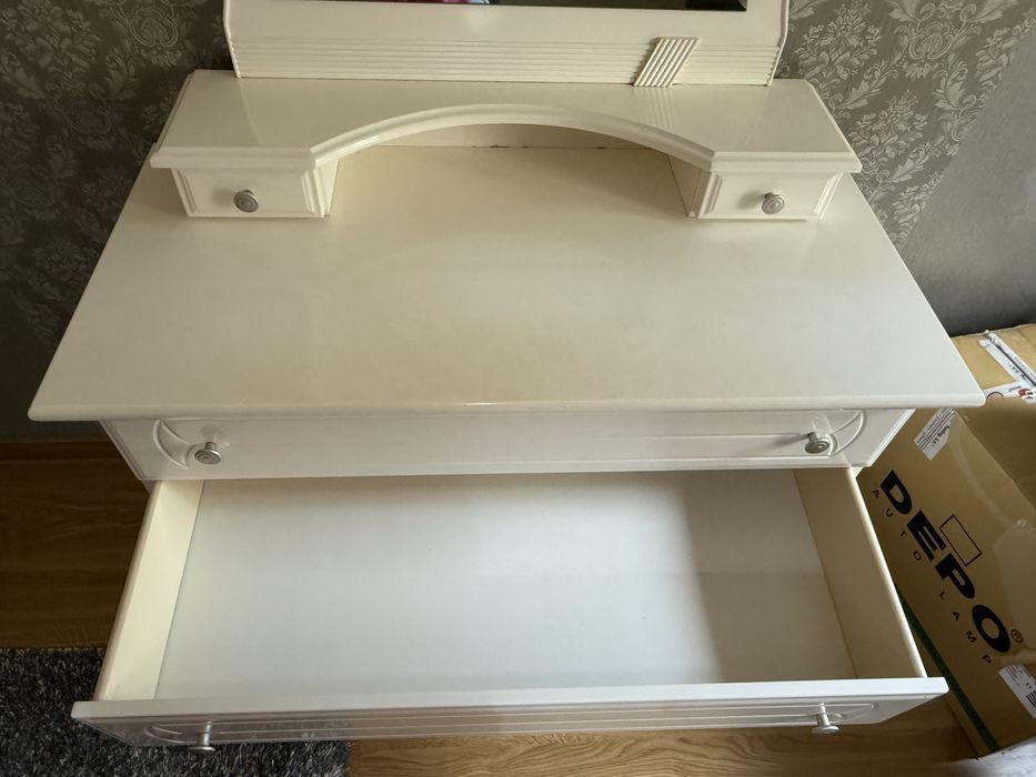 Conjunto (1) cómoda c/ espelho 4 gav. + (2) mesas de cabeceira brancas