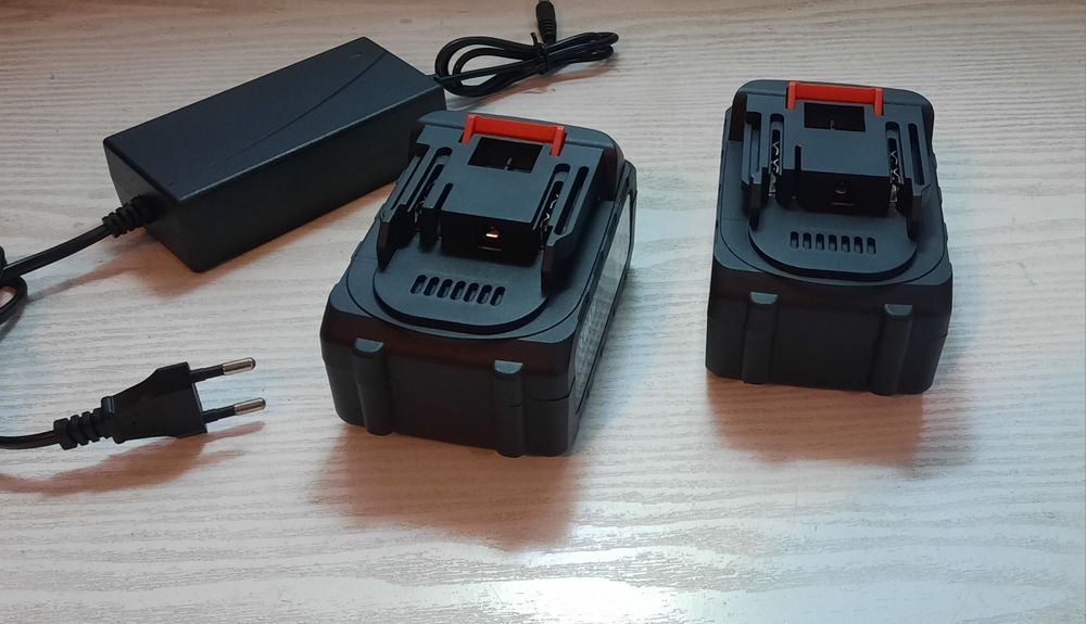 Dwie sztuki bateria 3Ah plus zasilacz pseudo Makita 18V