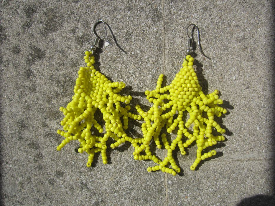 Brincos amarelos artesanais, moçambique, design em forma de alga ou coral, missangas