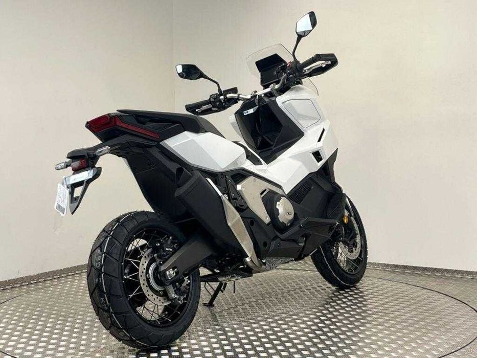 Honda X ADV 750 nunca usada, com 0 km, 1 ano de garantia, 745cc