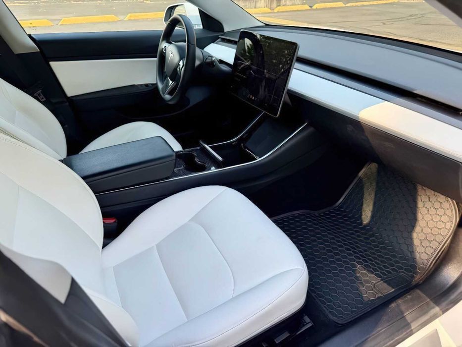 Tesla Model 3 Long Range      2019