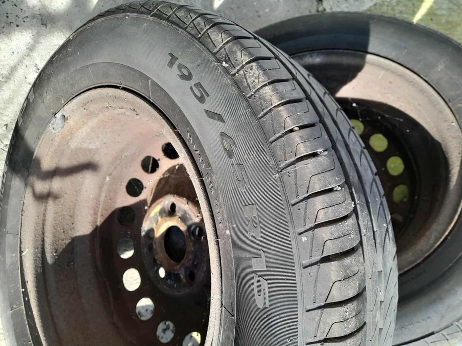 Sprzedam koła z oponami zimowymi i komplet kół z oponami letnimi.