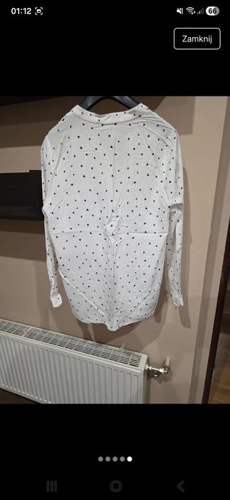 Biała bluzka na guziki w trójkąty