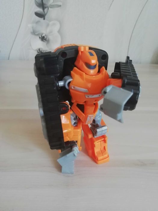 Продам машина робот-трансформер/тобот.