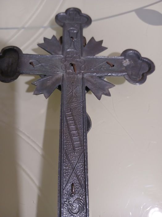 Stary  krzyż metalowy