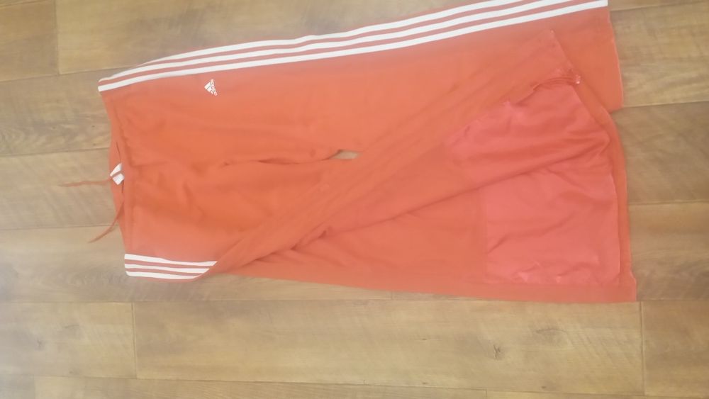 Жіночий спортивний костюм