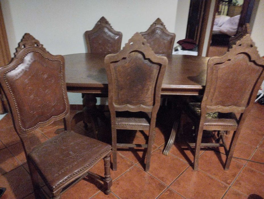 Mesa grande com 6 cadeiras estilo vitoriano