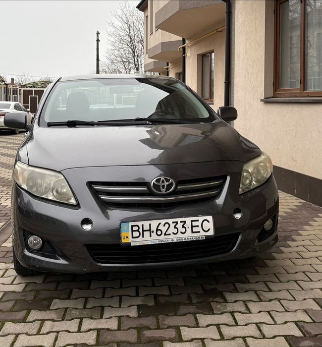 Всім доброго дня! Не поспішаючи продаю до хороших рук старого вірного друга. У родині авто з 2012 року, купували з пробігом 140 тис.км. Комплектація Luna- тобто на той час все, окрім шкіряного салону. Користувалися виключно як міським авто з середнім пробігом 30-50км в день. Встановлені задні парктроніки, андроїд-магнітола з Apple CarPlay, fullhd задня камера. Комплект зимової гуми на рідних металевих дисках. Останнім часом їздила донька- це її перше авто, тому є моменти по лако-фарбовому покриттю. Не хочу цім займатися, залишаю новому хазяїну. В 2020р заміна актуатора, в 2025 заміна зчеплення в зборі та ремонт блоку керування зчепленням. Автівка кожен день на ходу. Будь-які перевірки привітаються. Торг біля авто. 
PS. Будь ласка, поважайте свій та мій час, не дзвоніть та не пишіть з пропозиціями типу: а чи не поїде за 4,5?)) Відразу кажу- не поїде) Також дуже прошу представників автобізнесу не пропонувати свої послуги- не цікаво.