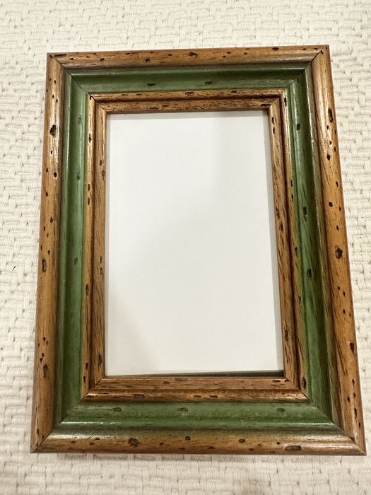 Vendo conjunto de 2 molduras em tom castabho d verde em madeira