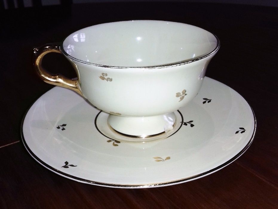 2 conjuntos de Chávenas e Pires antigos - RB Alcobaça