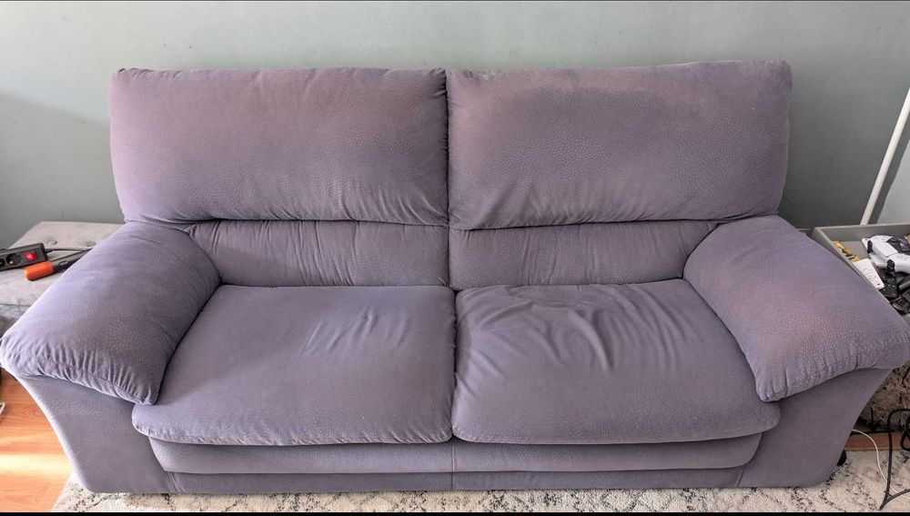 Sofá 3 lugares Divani Divani, com marcas de uso, em bom estado.