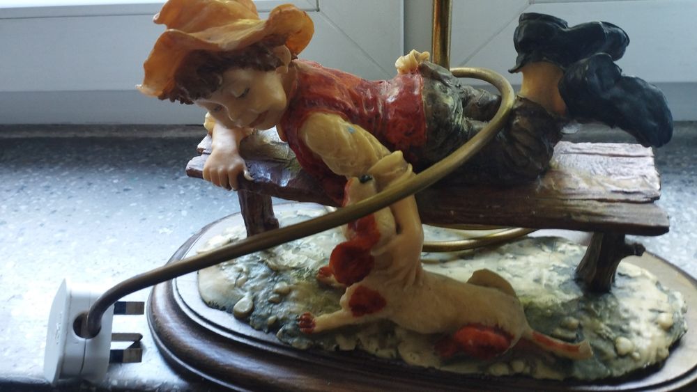 Lampka nocna Capodimonte oryginalna chłopiec na ławce z psem abażur