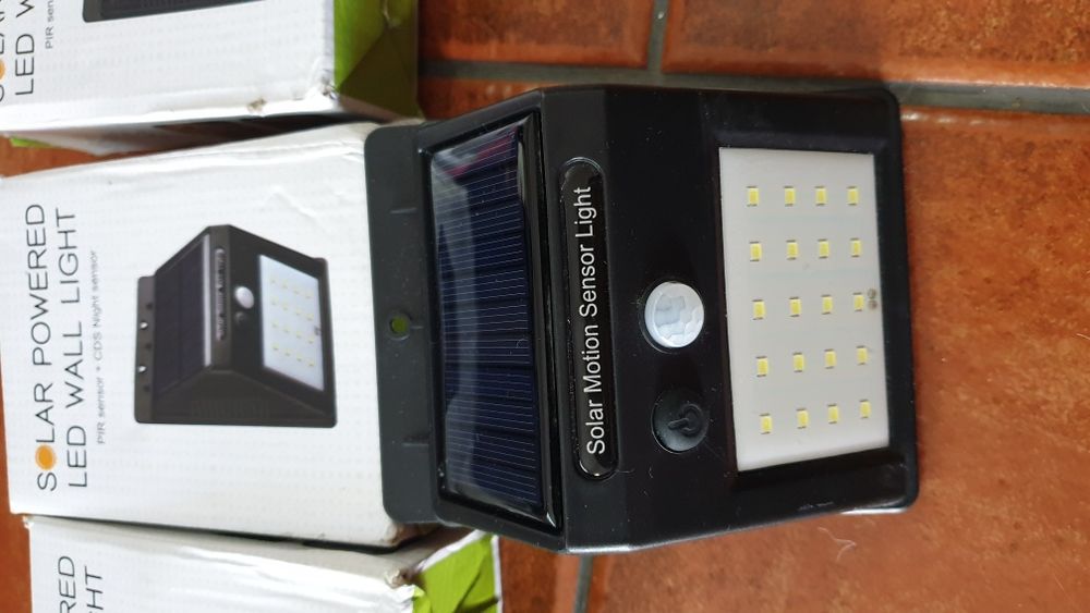 Projetor SOLAR led com sensor de movimento com painel solar