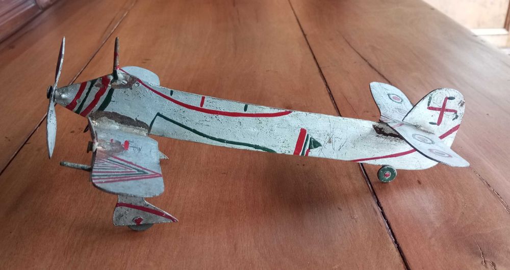 Antigo brinquedo artesanal Avião Alemão II Guerra Mundial em ferro