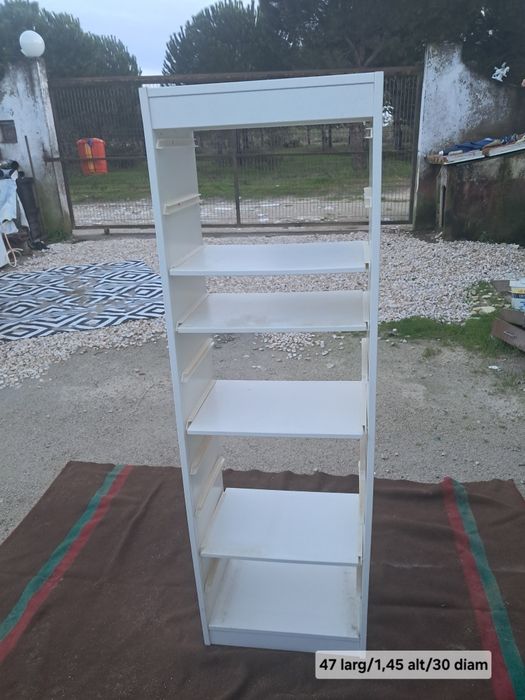 Movel branco com prateleiras