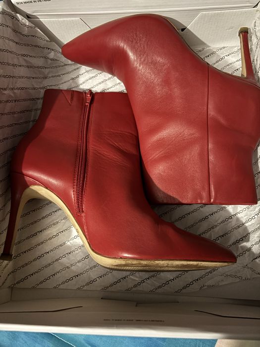 Botas vermelhas em couro