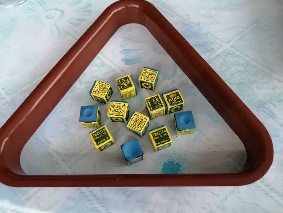 Triângulo, escova e giz