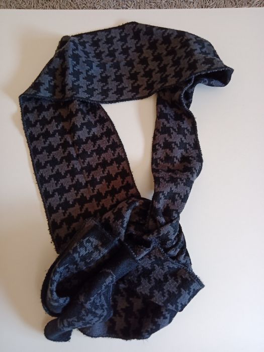 Cachecol preto em ótimo estado