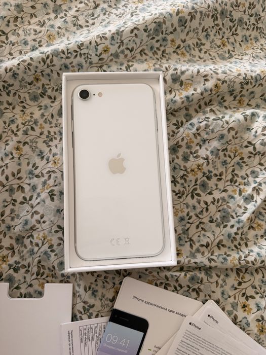 iphone se 2020 128gb white - купити мобільні телефони та смартфони
