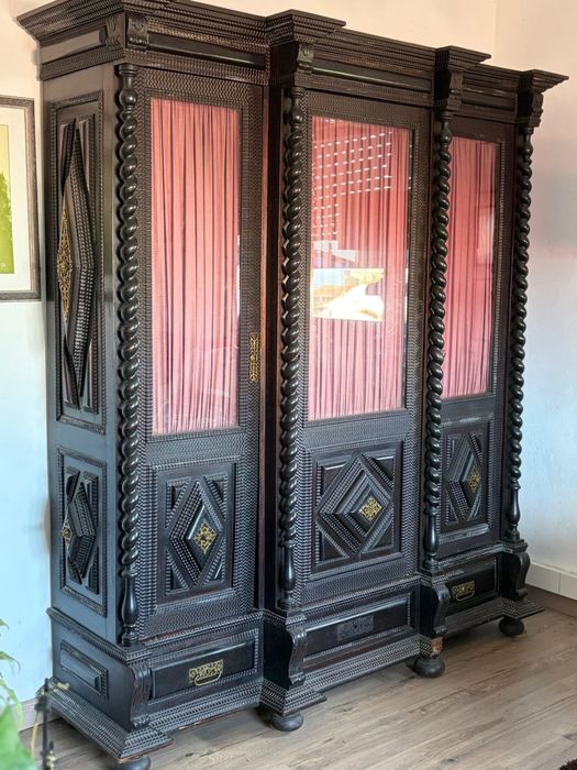 Armário antigo em madeira nobre maciça (pau-preto)