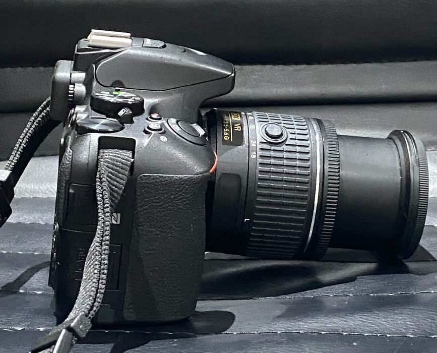 Máquina fotográfica Nikon D5600  + AF-P 18-55 VR, extras