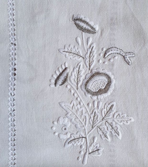 Corredor de mesa em linho bordado a prateado