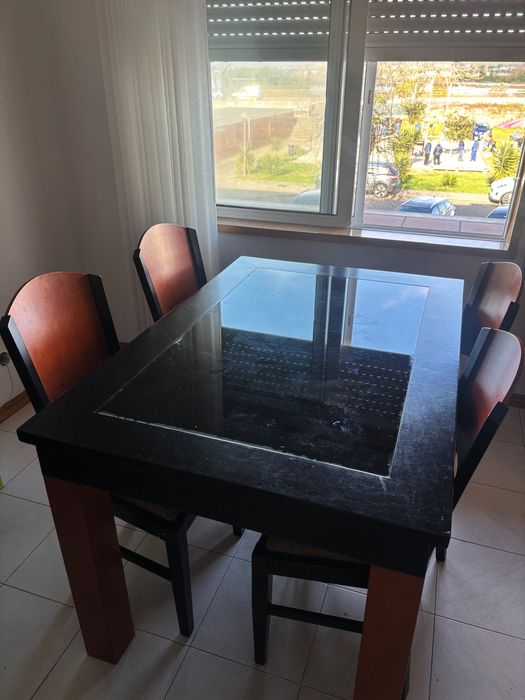 Mesa de jantar extensível c/ cadeiras
