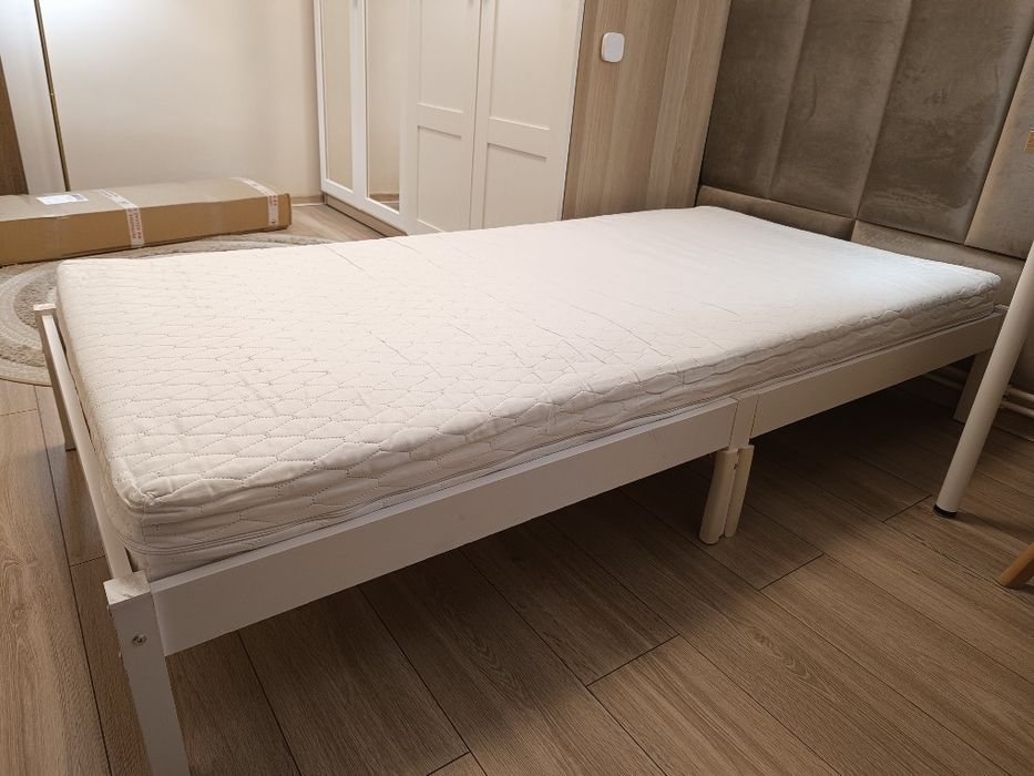 Sprzedam łóżko z materacem.