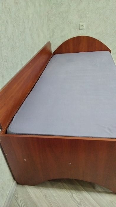 Продам односпальне ліжко з матрацом.Торг