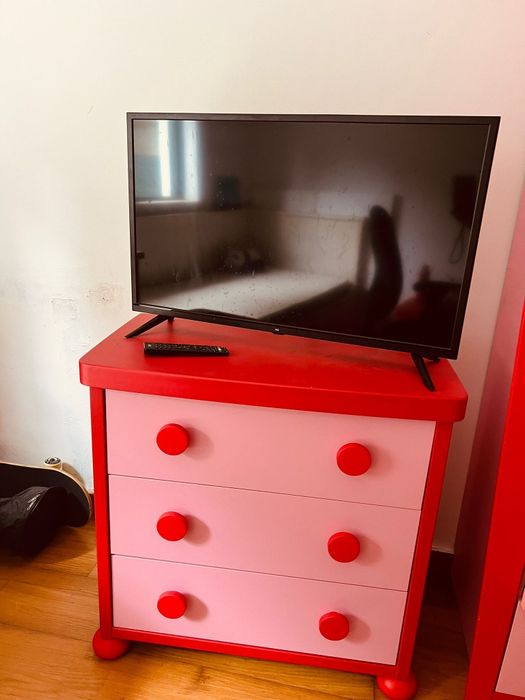 Vendo quarto criança com vários produtos