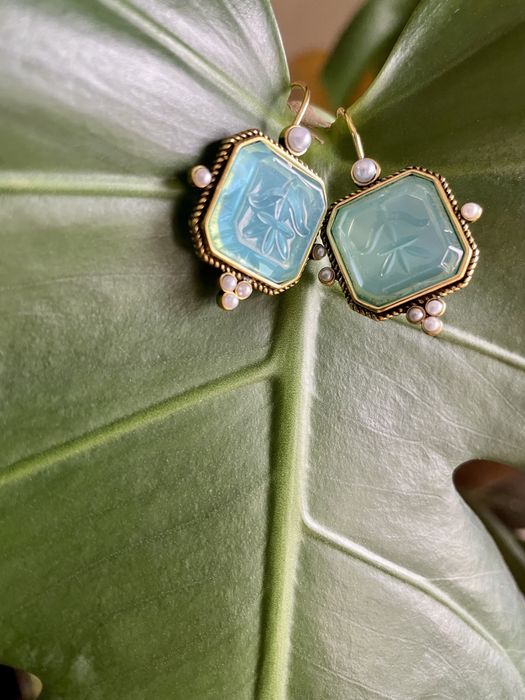 Brincos em metal dourado com cristal turquesa