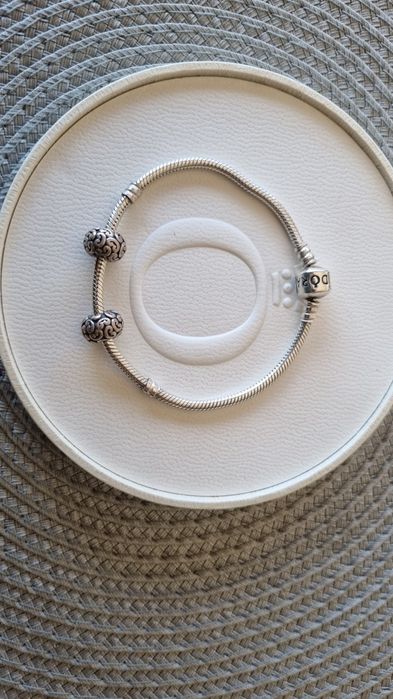2 srebrne oryginalne charmsy w precelki do Pandora Moments